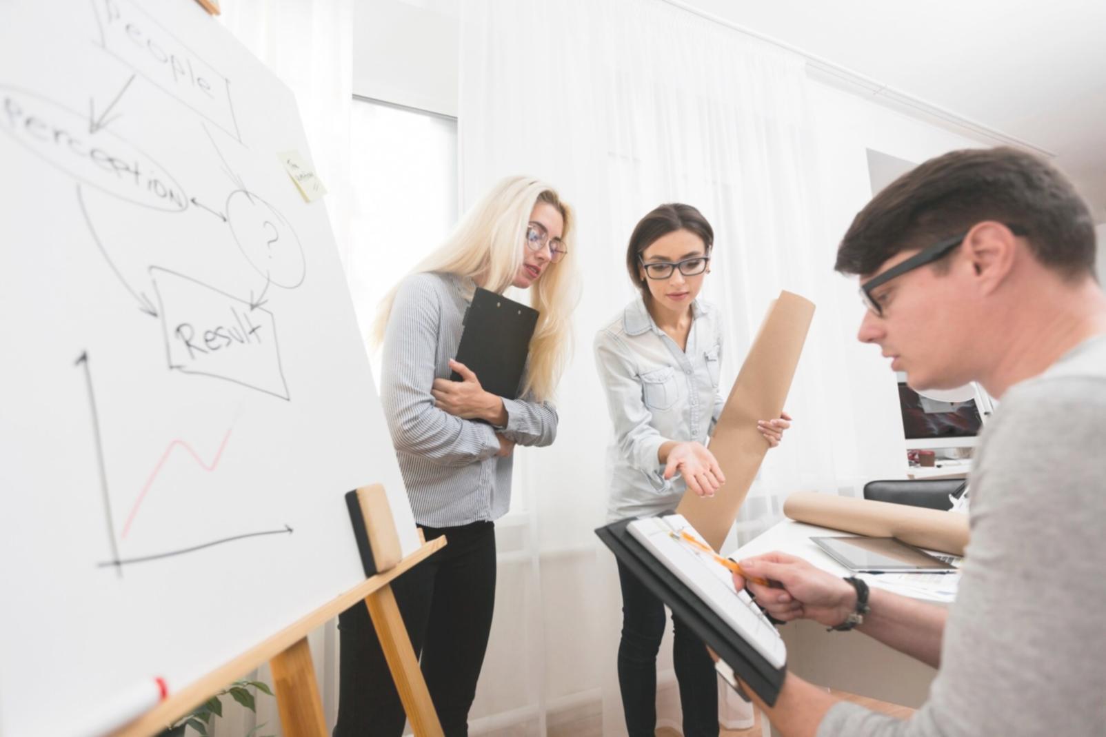 Professionnel analysant des données financières sur écran